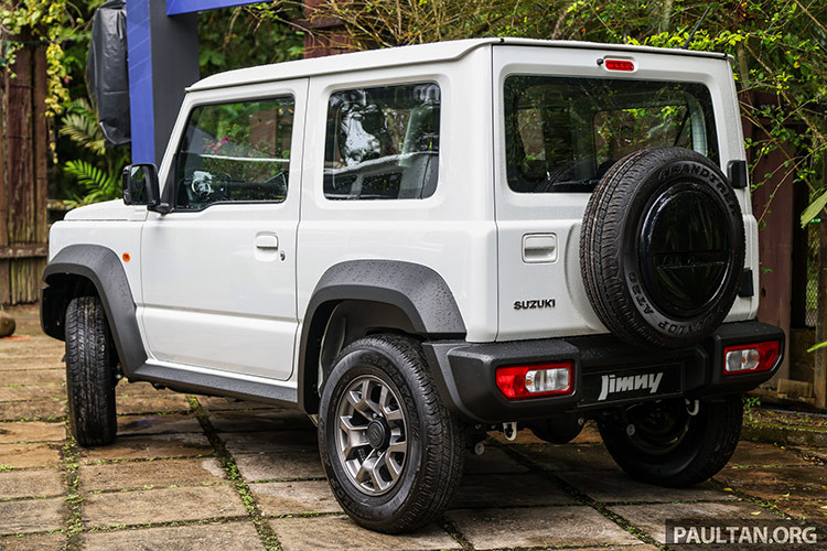 Tại triển lãm Gaikindo Jakarta Auto Week (GJAW) 2024 ở Indonesia, Suzuki Indonesia cũng giới thiệu phiên bản giới hạn Jimny White Rhino. Mẫu xe này có màu trắng nhưng vẫn giữ các chi tiết kim loại trên lưới tản nhiệt, áp dụng cho phiên bản 5 cửa với hộp số tự động.