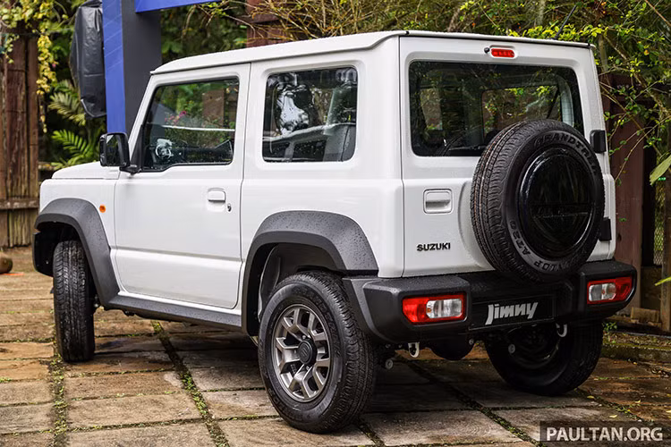 Tại triển lãm Gaikindo Jakarta Auto Week (GJAW) 2024 ở Indonesia, Suzuki Indonesia cũng giới thiệu phiên bản giới hạn Jimny White Rhino. Mẫu xe này có màu trắng nhưng vẫn giữ các chi tiết kim loại trên lưới tản nhiệt, áp dụng cho phiên bản 5 cửa với hộp số tự động.