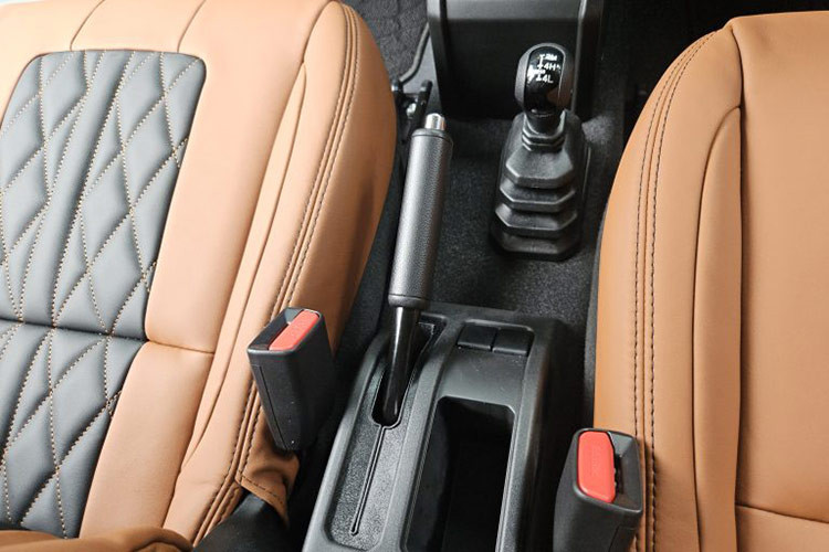 Bên cạnh đó, các chi tiết trang trí như thảm sàn cao cấp và viền bóng quanh hệ thống thông tin giải trí cũng góp phần tăng thêm tính thẩm mỹ.