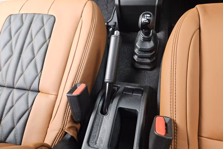 Bên cạnh đó, các chi tiết trang trí như thảm sàn cao cấp và viền bóng quanh hệ thống thông tin giải trí cũng góp phần tăng thêm tính thẩm mỹ.