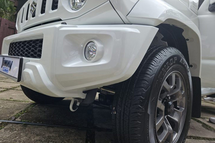 Sắc trắng thanh thoát này được nhấn nhá bằng các chi tiết màu đen như lưới tản nhiệt, chắn bùn và bộ mâm xe, tạo nên vẻ tương phản hiện đại và sang trọng hơn hẳn so với phong cách mạnh mẽ, "hầm hố" vốn có của Jimny.