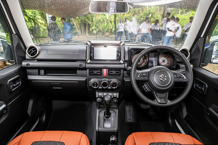 Không chỉ ngoại thất, không gian bên trong của Jimny Arctic cũng được nâng cấp đáng kể. Nội thất xe sử dụng ghế bọc da Nappa hai tông màu đen-cam nâu, mang đến cảm giác cao cấp và tinh tế.