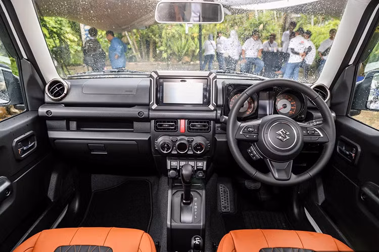 Không chỉ ngoại thất, không gian bên trong của Jimny Arctic cũng được nâng cấp đáng kể. Nội thất xe sử dụng ghế bọc da Nappa hai tông màu đen-cam nâu, mang đến cảm giác cao cấp và tinh tế.