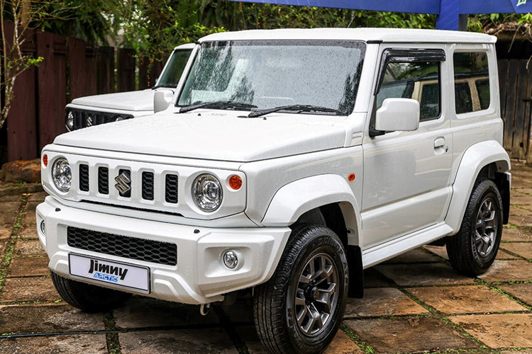 Mức giá xe Suzuki Jimny Arctic 2024 niêm yết là 167.900 RM (tương đương 960 triệu đồng, chưa bao gồm bảo hiểm), khách hàng đặt mua sớm sẽ được giảm giá khoảng 40 triệu đồng.