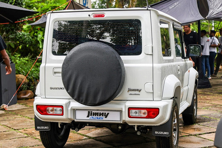 Phiên bản Arctic của Suzuki Jimny gây ấn tượng mạnh với ngoại thất hoàn toàn mới lấy cảm hứng từ sắc trắng Bắc cực. Toàn bộ xe được phủ lớp sơn trắng ngọc trai, từ nóc xe, thân xe đến cản trước/sau, ốp gương, ốp lưới tản nhiệt và vòm bánh xe.
