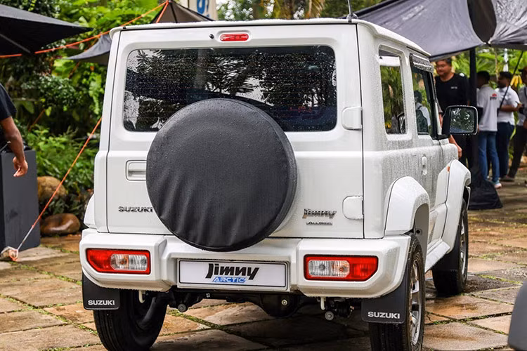 Phiên bản Arctic của Suzuki Jimny gây ấn tượng mạnh với ngoại thất hoàn toàn mới lấy cảm hứng từ sắc trắng Bắc cực. Toàn bộ xe được phủ lớp sơn trắng ngọc trai, từ nóc xe, thân xe đến cản trước/sau, ốp gương, ốp lưới tản nhiệt và vòm bánh xe.