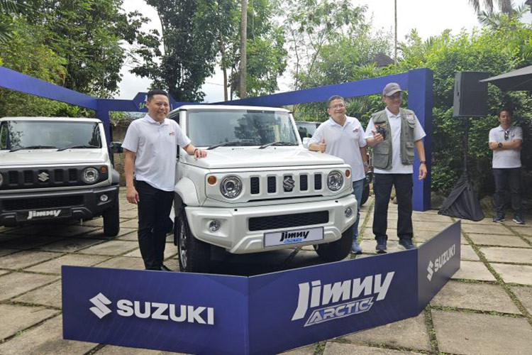 Naza Eastern Motors đã thu hút sự chú ý của giới yêu xe tại Malaysia khi ra mắt phiên bản đặc biệt Suzuki Jimny Arctic 2024 mới trong khuôn khổ sự kiện Jimny Lifestyle Drive. 