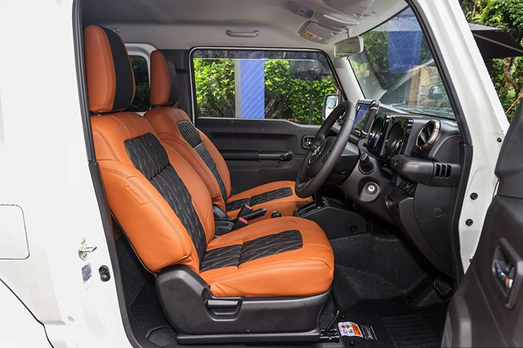 Dưới nắp ca-pô, Suzuki Jimny Arctic được trang bị động cơ 1.5L quen thuộc, cung cấp công suất 101 mã lực và mô-men xoắn 130 Nm, kết hợp với hệ dẫn động bốn bánh AllGrip.