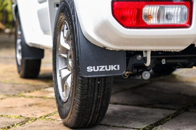 Ngoài phiên bản Suzuki Jinmy Arctic đặc biệt này, nhà phân phối Naza Eastern Motors tại Malaysia cho biết sẽ bổ sung thêm hai tùy chọn màu sắc mới cho Suzuki Jimny 3 cửa trong thời gian tới. 