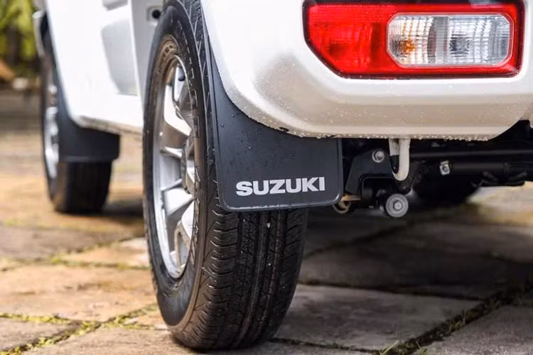 Ngoài phiên bản Suzuki Jinmy Arctic đặc biệt này, nhà phân phối Naza Eastern Motors tại Malaysia cho biết sẽ bổ sung thêm hai tùy chọn màu sắc mới cho Suzuki Jimny 3 cửa trong thời gian tới. 