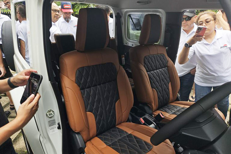 Tuy vậy, về mặt tiện nghi, Jimny Arctic không có nhiều cải tiến so với bản tiêu chuẩn. Xe vẫn giữ màn hình cảm ứng 9 inch hỗ trợ Apple CarPlay và Android Auto, điều hòa tự động, đồng hồ analog kết hợp màn hình nhỏ đơn sắc, ghế chỉnh cơ và cửa kính lái 1 chạm tự động.