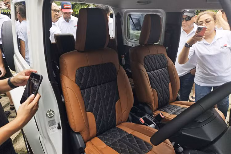 Tuy vậy, về mặt tiện nghi, Jimny Arctic không có nhiều cải tiến so với bản tiêu chuẩn. Xe vẫn giữ màn hình cảm ứng 9 inch hỗ trợ Apple CarPlay và Android Auto, điều hòa tự động, đồng hồ analog kết hợp màn hình nhỏ đơn sắc, ghế chỉnh cơ và cửa kính lái 1 chạm tự động.