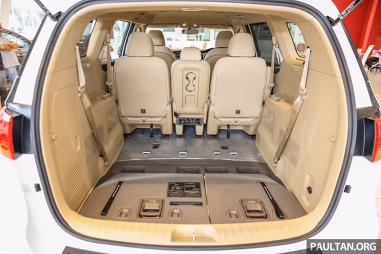 3 phiên bản của Kia Sedona 2017 mới hay còn gọi với cái tên Grand Carnival 2017 tại thị trường Malaysia gồm có: 2,2 CRDI KX, 2.2 CRDI EX và bản tiêu chuẩn 2.2D. Cả 3 phiên bản mới này đều được trang bị động cơ 4 xy-lanh CR 2.2L cho công suất 190 mã lực tại 3.800 vòng/phút và mô-men xoắn cực đại đạt 440 Nm tại 1.750- 2.750 vòng/phút.