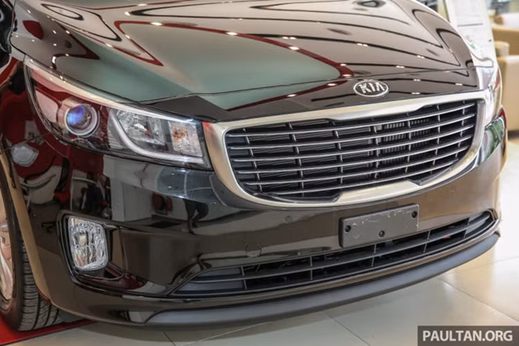 So với phiên bản trước đây, Kia Sedona 2017 có nhiều thay đổi về thiết kế. Trong đó, phần đầu xe với cụm đèn pha halogen cùng dải đèn LED chiếu sáng ban ngày. Ngoài ra có thêm lựa chọn đèn pha LED, lưới tản nhiệt trên của xe được thiết kế mới với dạng nhiều nan xếp ngang.