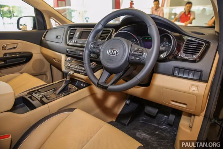 Đằng sau vô-lăng của chiếc xe Sedona 2017 là cụm đồng hồ hiển thị thông tin tích hợp màn hình TFT-OLED 3,5 inch. Ngay chính giữa tap-lô là màn hình giải trí cảm ứng 4,3 inch tích hợp camera lùi và hệ thống giải trí có 6 loa trên xe tương thích cổng kết nối USB và AUX.