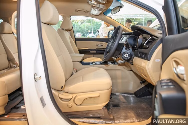 Riêng 2 phiên bản cao cấp KX và EX có da bọc nội thất thiết kế khác nhau, đi kèm với hệ thống điều hoà 3 vùng độc lập. Bản EX không có ghế lái chỉnh điện 8 hướng và chỉnh điện 4 hướng cho ghế phụ hàng trên như phiên bản cao cấp nhất KX, mà toàn bộ ghế trên bản EX đều chỉnh tay.