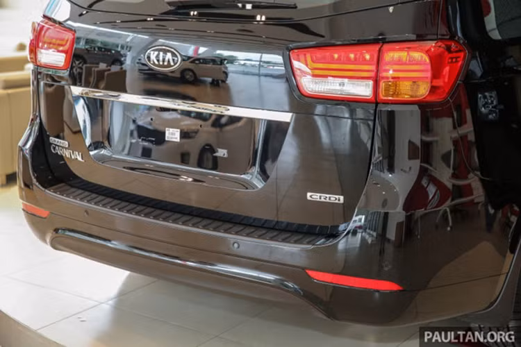 Bên cạnh một số chi tiết ngoại thất được làm mới, Sedona phiên bản 2017 còn được hãng xe Kia trang bị hệ thống gương chiếu hậu chỉnh điện tích hợp đèn tín hiệu rẽ. Cả 3 phiên bản của Grand Carnival đều sử dụng mâm hợp kim đa chấu với kích thước 18 inch kèm lốp kích thước 235/60.