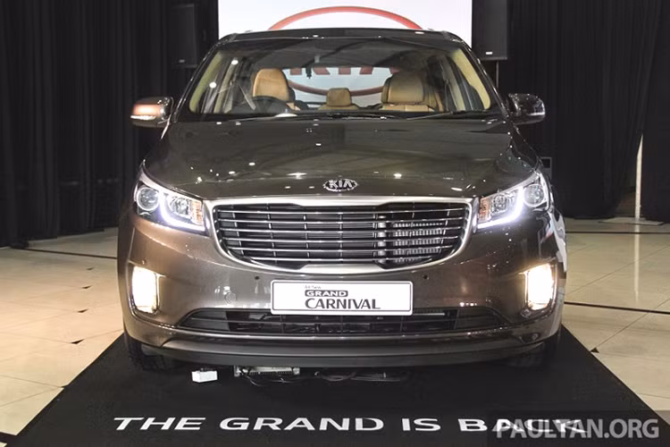 Kia Sedona 2017 (Grand Carnival 2017) phân phối tại thị trường Malaysia với 3 tuỳ chọn màu sơn ngoại thất bao gồm: Snow White Pearl, Black Pearl và Aurora Titanium Brown. Phiên bản tiêu chuẩn, bản 2.2 CRDI EX và bản KX có giá bán tương đương 792 triệu, 875 triệu và 935 triệu đồng.