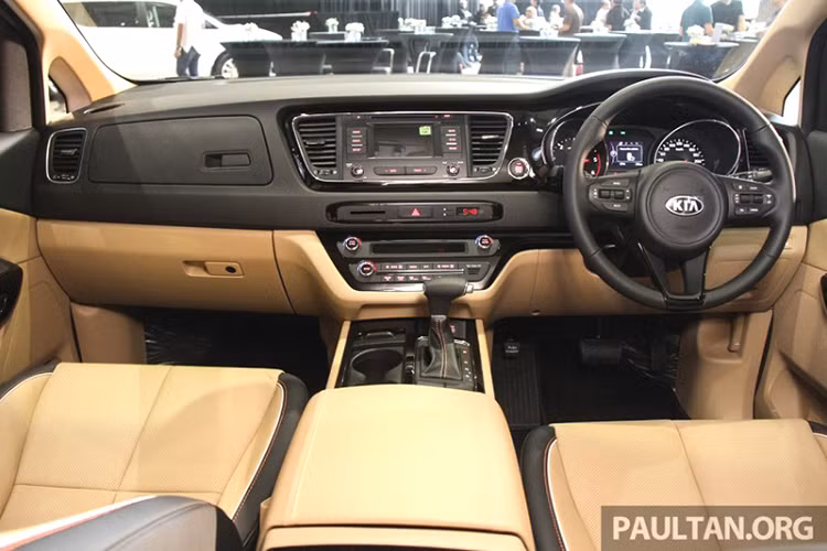 Nội thất trên Kia Sedona 2017 với không gian rộng rãi và tiện nghi với 8 chỗ ngồi, đủ dùng cho đại gia đình nhỏ 3 thế hệ. Hàng ghế phía trước trên phiên bản Sedona 2.2 CRDI EX chỉnh điện 12 hướng. Ghế ngồi được bọc da. Vô-lăng 3 chấu tích hợp các phím bấm chức năng.