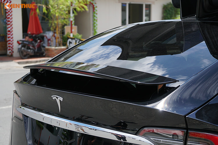 Mẫu siêu xe điện Model X tại trong bài viết này thuộc phiên bản cao cấp nhất P100D. Ký hiệu "100" cho biết xe trang bị bộ pin 100 kWh, cho quãng đường di chuyển 465 km mỗi lần sạc đầy. Tesla Model X có thể tăng tốc 0-100 km/h trong 2,9 giây, tương đương với nhiều mẫu siêu xe.