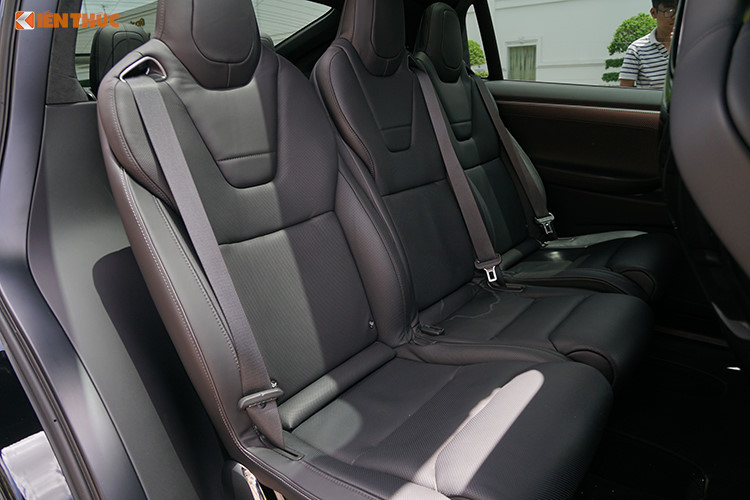 Model X là chiếc xe đầu tiên có bộ lọc HEPA đặt ở mặt trước của xe, giúp không khí bên trong cabin luôn đảm bảo sạch, không phụ thuộc chất lượng không khí bên ngoài. Dù không mang dáng của một chiếc SUV nhưng không gian xe khá rộng rãi. Hàng ghế sau có hệ thống điều hòa độc lập và cổng sạc USB, cổng sạc lightning cho iPhone...