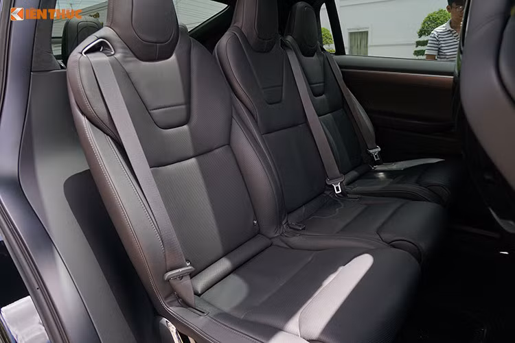 Model X là chiếc xe đầu tiên có bộ lọc HEPA đặt ở mặt trước của xe, giúp không khí bên trong cabin luôn đảm bảo sạch, không phụ thuộc chất lượng không khí bên ngoài. Dù không mang dáng của một chiếc SUV nhưng không gian xe khá rộng rãi. Hàng ghế sau có hệ thống điều hòa độc lập và cổng sạc USB, cổng sạc lightning cho iPhone...