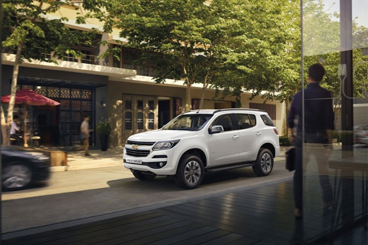 Cụ thể, giá xe Chevrolet Trailblazer LTZ hiện công bố chính hãng là 1,066 tỉ đồng, tuy nhiên mẫu xe được giảm giá là hàng tồn kho nên được giảm sâu tới 366 triệu, giá thực tế chỉ còn 700 triệu đồng. Mức giá này thậm chí còn rẻ hơn Hyundai Elantra Sport.