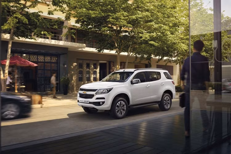 Cụ thể, giá xe Chevrolet Trailblazer LTZ hiện công bố chính hãng là 1,066 tỉ đồng, tuy nhiên mẫu xe được giảm giá là hàng tồn kho nên được giảm sâu tới 366 triệu, giá thực tế chỉ còn 700 triệu đồng. Mức giá này thậm chí còn rẻ hơn Hyundai Elantra Sport.
