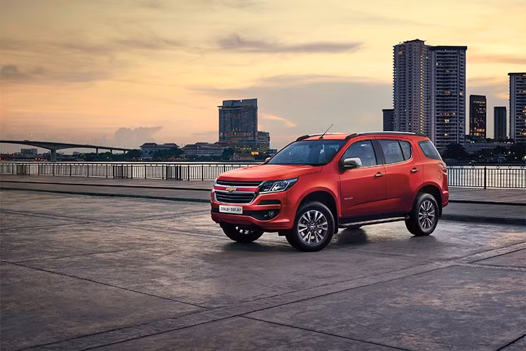 Ra mắt và bán ra chính thức tại thị trường Việt Nam từ năm 2018, mẫu xe SUV Chevrolet Trailblazer mới sở hữu ngoại hình hấp dẫn, khỏe mạnh hơn nhiều so với phiên bản cũ. Toàn bộ phần đầu xe đã được Chevrolet thiết kế lại hoàn toàn với kiểu dáng "nam tính" và gần với những dòng xe khác của thương hiệu Chevrolet tại Mỹ.