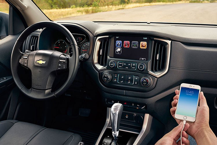 Bên trong, toàn bộ bảng táp-lô của Trailblazer cũng đã được Chevrolet thiết kế lại với hình dáng khỏe khoắn hơn và tăng tính công thái học đối với người lái. Thiết kế nội thất của xe đã được "bê nguyên" từ Colorado, với điểm khác biệt là Trailblazer có tới 7 chỗ ngồi thay vì 5 chỗ. Xe được trang bị hệ thống thông tin giải trí My Link thế hệ mới, hỗ trợ kết nối smartphone Apple CarPlay và Android Auto.