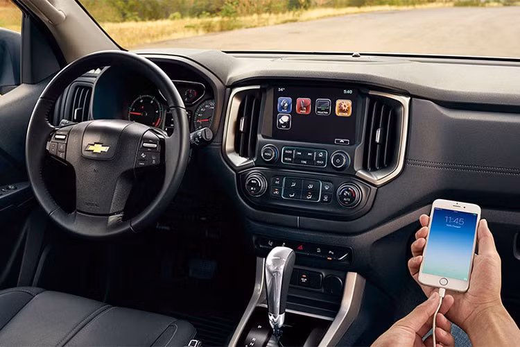 Bên trong, toàn bộ bảng táp-lô của Trailblazer cũng đã được Chevrolet thiết kế lại với hình dáng khỏe khoắn hơn và tăng tính công thái học đối với người lái. Thiết kế nội thất của xe đã được "bê nguyên" từ Colorado, với điểm khác biệt là Trailblazer có tới 7 chỗ ngồi thay vì 5 chỗ. Xe được trang bị hệ thống thông tin giải trí My Link thế hệ mới, hỗ trợ kết nối smartphone Apple CarPlay và Android Auto.