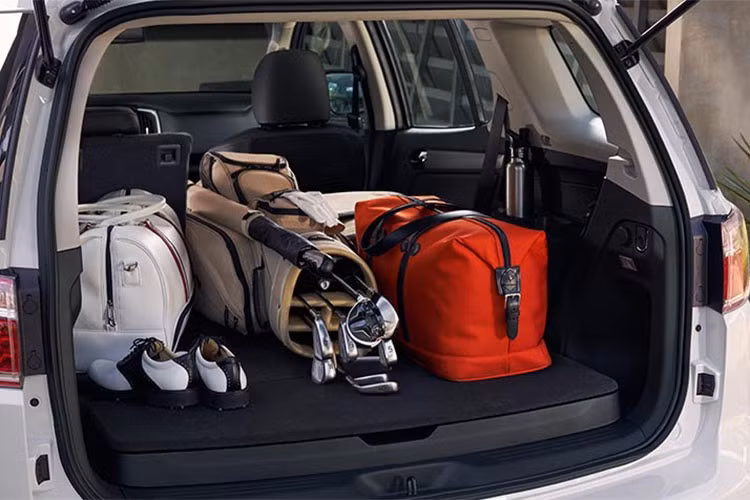 Toàn bộ 7 chỗ ngồi trên xe được bố trí theo phong cách ghế ngồi trong nhà hát, mang đến cho hành khách ngồi ở hàng thứ 2 và 3 tầm nhìn bao quát hơn, trong khi hệ thống điều hòa điều chỉnh riêng cho từng vị trí. Những tính năng an toàn tiêu chuẩn khác trên các phiên bản LTZ của Trailblazer mới bao gồm Hệ thống kiểm soát lực kéo (TCS), Hệ thống chống bó cứng phanh (ABS)...