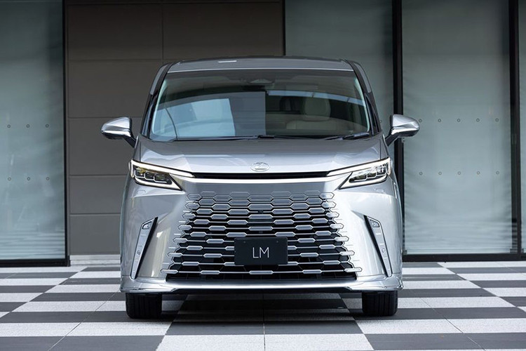 Xe còn có hệ thống theo dõi tư thế của người lái, khi hệ thống xác định người lái không thể tiếp tục lái xe, chiếc xe sẽ tự động bật đèn cảnh báo và giảm tốc nhẹ nhàng.