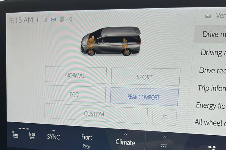 Về nội thất, Lexus LM thế hệ mới được trang bị những công nghệ tiện nghi hiện đại, tập trung vào việc nâng cao trải nghiệm ngồi trong xe. Một trong những thay đổi đáng chú ý nhất là dàn ghế mới. Hàng ghế trước được thiết kế để ôm sát người dùng, mang lại cảm giác thoải mái và an toàn hơn.