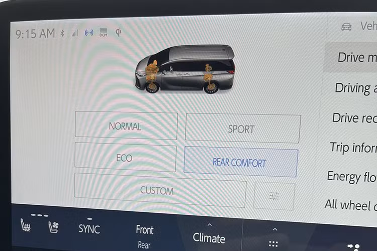 Về nội thất, Lexus LM thế hệ mới được trang bị những công nghệ tiện nghi hiện đại, tập trung vào việc nâng cao trải nghiệm ngồi trong xe. Một trong những thay đổi đáng chú ý nhất là dàn ghế mới. Hàng ghế trước được thiết kế để ôm sát người dùng, mang lại cảm giác thoải mái và an toàn hơn.