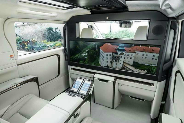 Một số trang bị tiện ích đáng chú ý khác trên Lexus LM 2024 có thể kể đến như: bảng đồng hồ kỹ thuật số nối liền màn hình cảm ứng trung tâm 14 inch, âm thanh Mark Levinson cao cấp, sạc điện thoại không dây, cổng USB Type C...