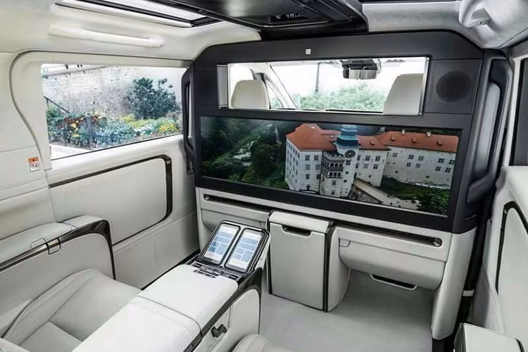 Một số trang bị tiện ích đáng chú ý khác trên Lexus LM 2024 có thể kể đến như: bảng đồng hồ kỹ thuật số nối liền màn hình cảm ứng trung tâm 14 inch, âm thanh Mark Levinson cao cấp, sạc điện thoại không dây, cổng USB Type C...