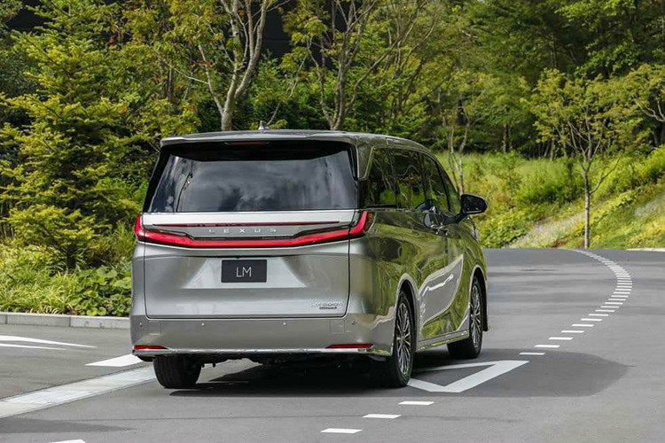 Mức giá xe Lexus LM 500h 2024 tương ứng cho 2 phiên bản từ 7,21 tỷ đồng và 8,61 tỷ đồng. Mức giá này ngang giá phiên bản cũ nhưng đây chỉ là con số dự kiến, chưa có sự xác nhận chính thức từ Lexus Việt Nam.