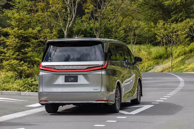 Mức giá xe Lexus LM 500h 2024 tương ứng cho 2 phiên bản từ 7,21 tỷ đồng và 8,61 tỷ đồng. Mức giá này ngang giá phiên bản cũ nhưng đây chỉ là con số dự kiến, chưa có sự xác nhận chính thức từ Lexus Việt Nam.