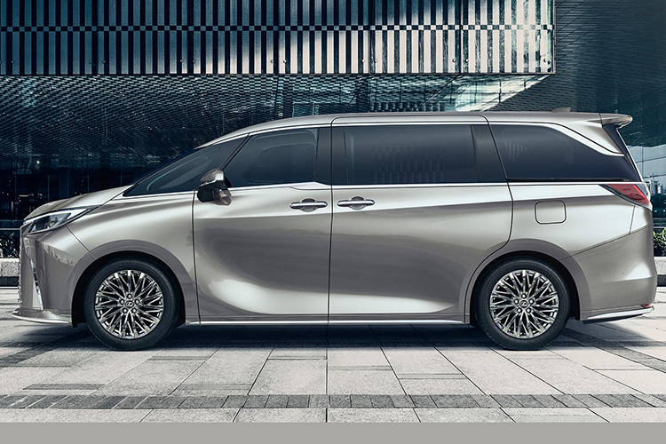 Cung cấp sức mạnh cho xe là hai tùy chọn động cơ gồm 350h và 500h. Trong đó bản 500h sử dụng kết hợp động cơ tăng áp 2.4L (268 mã lực, 460 Nm) với 2 mô-tơ điện cho tổng công suất lên đến 349 mã lực, đi kèm hộp số Direct Shift 8 cấp. Đây cũng là bản đang được đại lý nhận cọc.