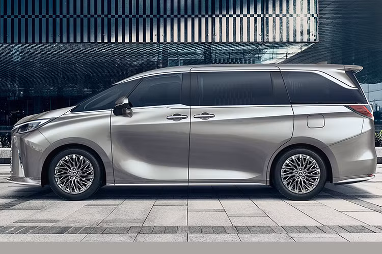 Cung cấp sức mạnh cho xe là hai tùy chọn động cơ gồm 350h và 500h. Trong đó bản 500h sử dụng kết hợp động cơ tăng áp 2.4L (268 mã lực, 460 Nm) với 2 mô-tơ điện cho tổng công suất lên đến 349 mã lực, đi kèm hộp số Direct Shift 8 cấp. Đây cũng là bản đang được đại lý nhận cọc.