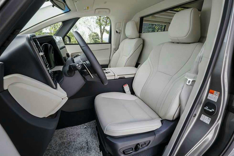 Lexus cung cấp cho khách hàng 3 tùy chọn cấu hình ghế ngồi là 4,6 và 7 chỗ. Trong đó, mẫu 4 chỗ là loại sang trọng nhất với các trang bị đáng chú ý như: vách ngăn giữa hàng ghế trước và hàng ghế sau, màn hình rộng 48 inch, tủ lạnh, ngăn chứa đồ đặc biệt…