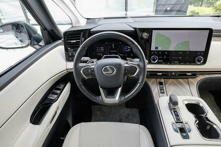 Lexus LM thế hệ mới được phát triển dựa trên cơ sở gầm bệ TNGA của tập đoàn mẹ Toyota, xe sở hữu kích thước dài x rộng x cao lần lượt là 5.125 x 1.890 x 1.955 mm và chiều dài cơ sở 3.000 mm. So với thế hệ cũ, xe dài hơn 85 mm, rộng hơn 40 mm, cao hơn 10 mm trong khi chiều dài cơ sở giữ nguyên. 