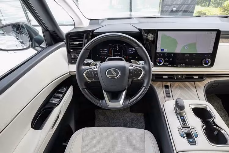 Lexus LM thế hệ mới được phát triển dựa trên cơ sở gầm bệ TNGA của tập đoàn mẹ Toyota, xe sở hữu kích thước dài x rộng x cao lần lượt là 5.125 x 1.890 x 1.955 mm và chiều dài cơ sở 3.000 mm. So với thế hệ cũ, xe dài hơn 85 mm, rộng hơn 40 mm, cao hơn 10 mm trong khi chiều dài cơ sở giữ nguyên. 