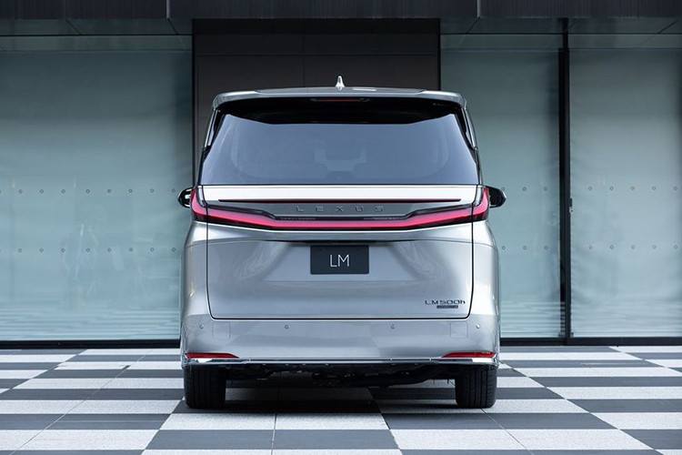 Về trang bị an toàn, xe sở hữu hàng loạt tính năng hỗ trợ lái của gói Lexus Safety System+ bao gồm: cảnh báo trước va chạm, hỗ trợ phanh trước va chạm, kiểm soát hành trình bằng radar tự động…