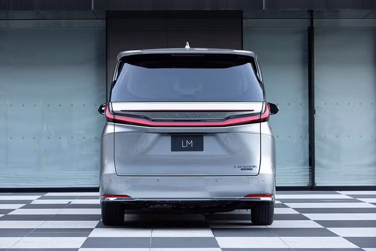 Về trang bị an toàn, xe sở hữu hàng loạt tính năng hỗ trợ lái của gói Lexus Safety System+ bao gồm: cảnh báo trước va chạm, hỗ trợ phanh trước va chạm, kiểm soát hành trình bằng radar tự động…