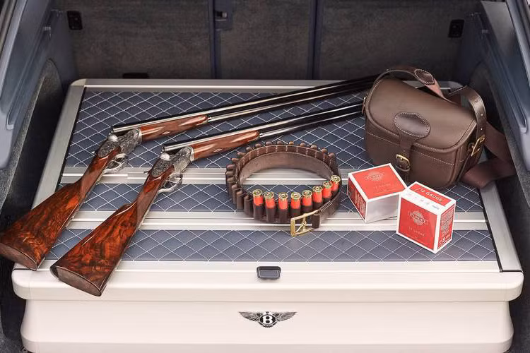 Ở phần giữa bộ ghế phía sau là một hộp đựng súng cũng đẹp mắt không kém, được bọc và trang trí bằng chất liệu da cao cấp. Chiếc hộp này có thể chứa được hai khẩu súng bên trong. Ngoài ra, Purdey còn tạo ra một chiếc túi đặc biệt cho các khách hàng, dùng để cất áo gi-lê, áo mưa, bao chân, áo khoác, giày dép và túi ngủ.