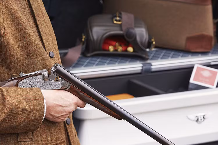 Bên trong cabin, chiếc SUV này được trang bị một tủ để đồ dạng trượt với hai ngăn riêng biệt. Các ngăn tủ này được thiết kế để chứa đạn; đồ uống; ống nhòm và quần áo bảo hộ. Bên cạnh đó, nhà sản xuất còn tạo ra một hộp giữ ẩm cho xì-gà vô cùng đẹp mắt có thể khóa lại đảm bảo an toàn.