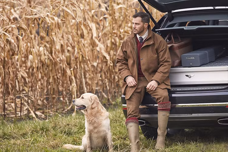 Không chỉ gây chú ý với những khẩu súng, thương hiệu shotgun Purdey &amp; Sons còn được người ta biết tới với các trang phục và phụ kiện dành cho xạ thủ chuyên nghiệp hay những người có niềm đam mê bắn súng.