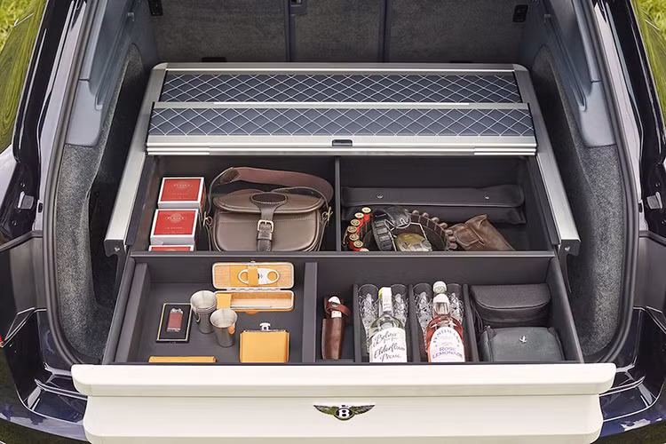 Bentley Bentayga Field Sports được đắp lên mình những loại vật liệu cao cấp nhất, các món đồ xa xỉ nhất và được chế tạo hoàn toàn thủ công. Được biết, quá trình chế tác thủ công dành cho chiếc xe hạng sang phụ vụ đại gia săn bán này đã được Purdey hoàn thành sau ...2 năm.